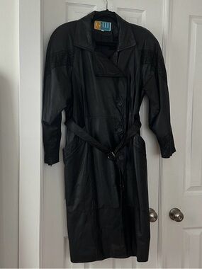 VINTAGE G-III LEATHER FASHIONS MADE IN KOREA BLACK GENUINE LEATHER
LADIES COAT L